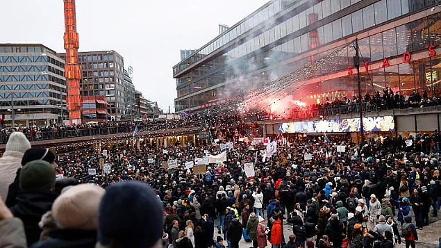 Foto: Protest anti-pașapoarte de vaccinare la Stockholm, Suedia. (Euronews.com / Fredrik Persson / TT News Agency via AP)