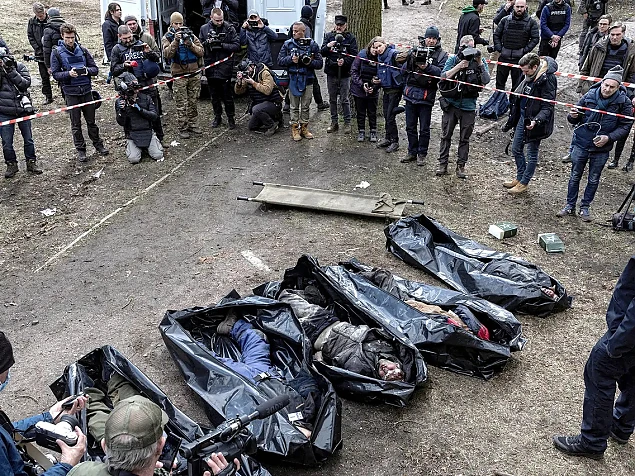 Sacii negri vânați de reporteri sunt veriga de legătură dintre COVID și Războiul din Ucraina