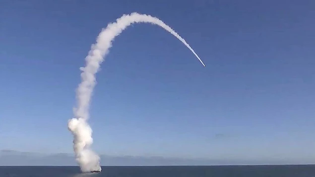 Foto: Lansarea unei rachete rusești de croazieră Kalibr (voi.id).