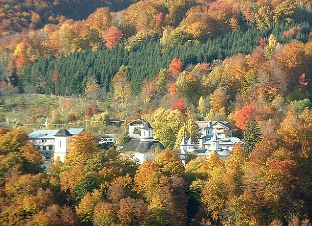 Raiul Mănăstirii Crasna din mijlocul pădurii copleșite de toamnă