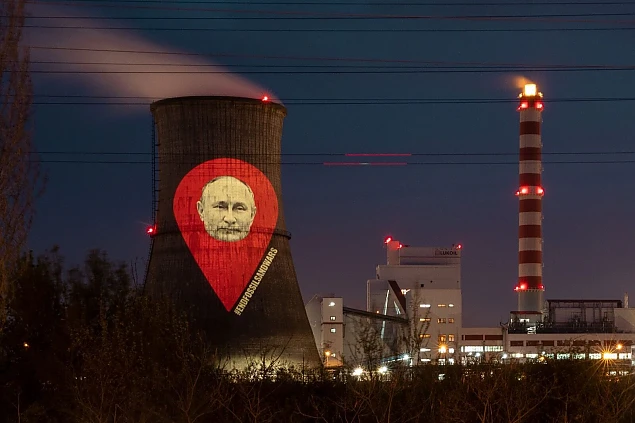 Foto: Fața lui Putin, proiectată pe turnurile Lukoil Ploiești, ieri seară