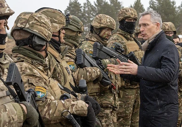 Posibilă explicație foto: Șeful NATO explicându-le unor militari ucraineni cam cât de mare e Covidul pe care l-a prins
