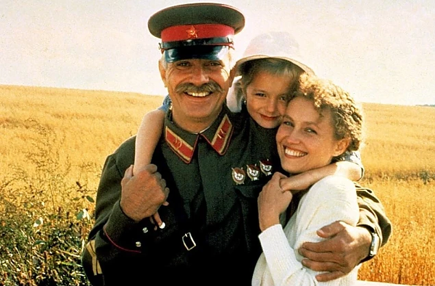 Nikita Mihalkov, Nadejda Mihalkova (fiica regizorului) și Ingeborga Dapuknaite (actriță de origine lituaniană) într-o secvență dinSoare înșelător, regia Nikita Mihalkov (1994)