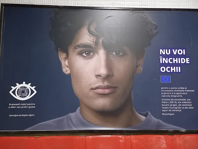 Afiș homosexualist de 2 pe 3 metri la Metrou