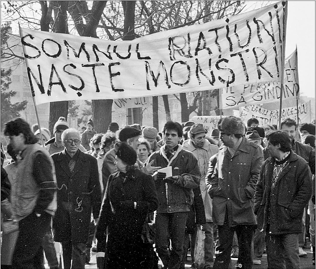 Fotografie din 28 ianuarie 1990 de Dinu Lazar, în care apar și regretații Florin Dumitru Păunescu (stânga) și Radu Chesaru (centru). Toate fotografiile de mai jos sunt realizate de Dinu Lazăr. În cazul intenției de reproducere a lor vă rugăm să obțineți permisiunea autorului și să respectați drepturile de autor. Mulțumim!