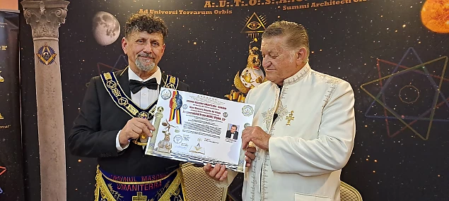 Dorel Vișan, cu Ordinul în mână și Crucea Patriarhală pe piept