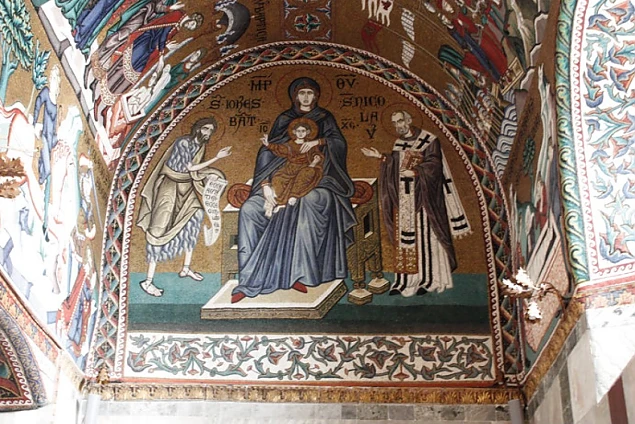 Sfântul Ioan Botezătorul, Maica Domnului cu Pruncul și Sfântul Nicolae în capela Sf. Isidor din Biserica Sf. Marcu din Veneția, unde portretul lui Moș Nicolae este considerat de cercetătorul moaștelor sale drept cel mai apropiat de chipul său real