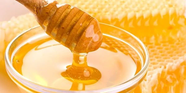 Cum a reuşit un român să le vândă chinezilor 15 tone de miere. România este al patrulea mare producător de miere al Europei