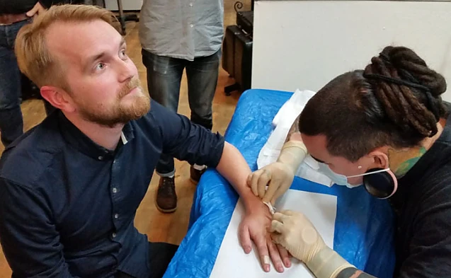 O companie din Suedia a înlocuit ecusoanele angajaților cu CIPURI implantate sub piele