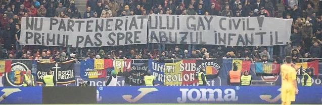 Banner al suporterilor naționalei României la meciul cu Olanda: NU parteneriatului gay civil! Primul pas spre abuzul infantil