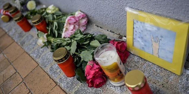 Protest cu lumânări funerare în fața biroului Angelei Merkel: „Islamul face parte din Germania?”