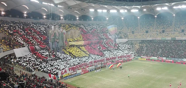 Coregrafie dedicată Centenarului a fanilor dinamoviști la derbiul cu FCSB. Înainte de startul partidei tot stadionul a strigat numele României
