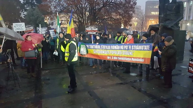 PROTEST anti Pactul pentru migraÈie la Palatul Cotroceni: Sute de persoane scandeazÄ Ã®mpotriva lui Iohannis