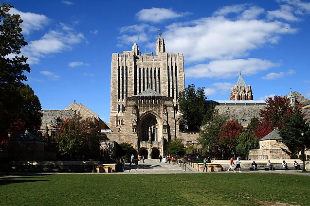 SUA: Facultatea de Drept Yale NU mai acordă burse studenților creștini care critică ideile LGBT și corectitudinea politică