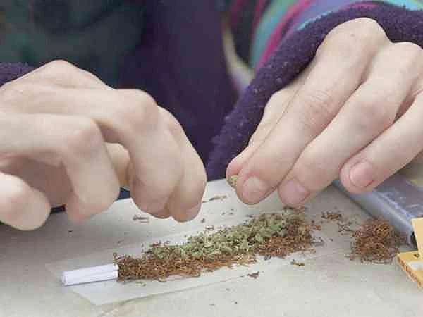 Raport al autorităților locale din Vrancea: În toate liceele se consumă droguri. Cel mai mic copil detectat că a consumat substanțe psihoactive avea 9 ani