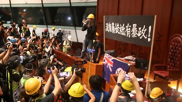 Protestatarii care au luat cu asalt parlamentul din Hong Kong, scoși afară de poliția anti-revoltă cu grenade cu gaze lacrimogene