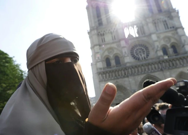 Sondaj în Franța: Musulmanii spun că Sharia, legea islamică, ar trebui aplicată și în această țară europeană