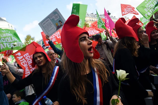 „Liberté, egalité, paternité”! Zeci de mii de francezi au protestat împotriva legii care va lăsa copiii fără tată, dar cu DOUĂ MAME: „Familia, cu o mamă și un tată, un ecosistem care are nevoie de protecție”
