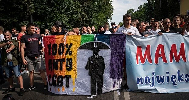 Polonezii se simt mai amenințați de mișcarea LGBT și de ideologia de gen decât de agresiunea Rusiei sau încetinirea economică