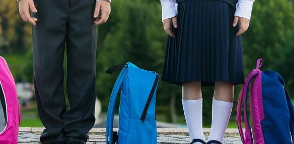 În Regatul Unit și uniformele școlare au devenit „gender”. Cel mai mare furnizor va comercializa DOAR uniforme „neutre de gen”