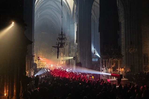 Sodoma și Gomora în catedrala Sf. Ștefan din Viena. Show LGBT cu Conchita Wurst în altar. Cu binecuvântarea cardinalului, ca și anul trecut