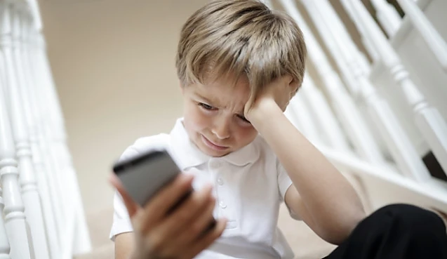 Psihologul cunoscut drept „Antrenorul Minții” avertizează că utilizarea smartphone-urilor de către copii are efecte dezastruoase: Sistemul lor nervos în creștere continuă este faultat de aceste radiații