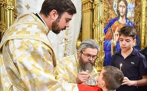 Patriarhia Română cedează presiunilor seculariste și recomandă credincioșilor să evite sărutarea icoanelor și după caz, să aducă lingurița de-acasă pentru împărtășanie. Reacții virulente din lumea ortodoxă. Caramitru exultă