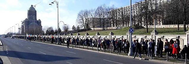 Imaginea zilei: Lanț uman format din mii de persoane în jurul Parlamentului pentru a protesta împotriva obligativității vaccinării