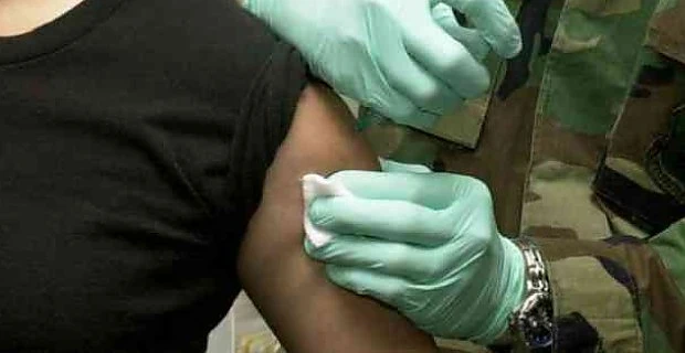 Testare și vaccinare cu poliția! Danemarca adoptă legea care permite vaccinările FORȚATE împotriva coronavirusului