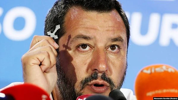 Salvini: „Lăsați-ne să intrăm în Biserici, așa cum ne lăsați să mergem și la Tutungerie!”
