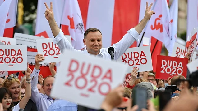 Polonia: Președintele conservator Andrzej Duda vrea să interzică prin Constituție adopțiile de către cuplurile homosexuale