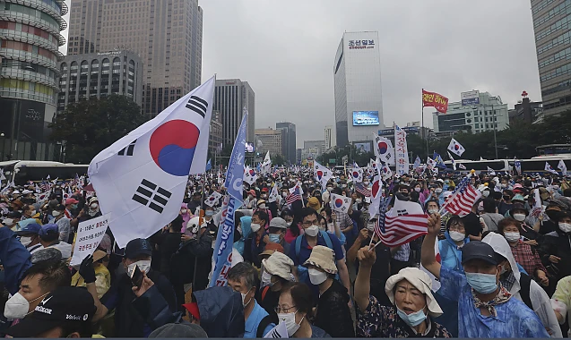 Mii de oameni au protestat la Seul împotriva restricțiilor legate de coronavirus: „Ne luăm țara înapoi de la președintele criminal”, au strigat ei, înfruntând ploaia și pe cei 6.000 de polițiști mobilizați