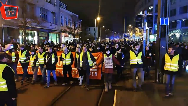 Noua Normalitate în Germania: Sute de mii de protestatari pe străzi în fiecare seară și VIOLENȚĂ NAZISTĂ EXTREMĂ din partea SS-iștilor vaccinării obligatorii