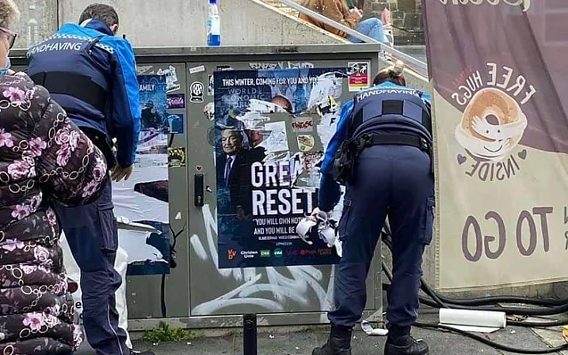 Polițiștii, curățători pentru Marea Resetare, în Olanda. Nu știam că și olandezii sunt conspiraționiști! FOTOGRAFIILE ZILEI