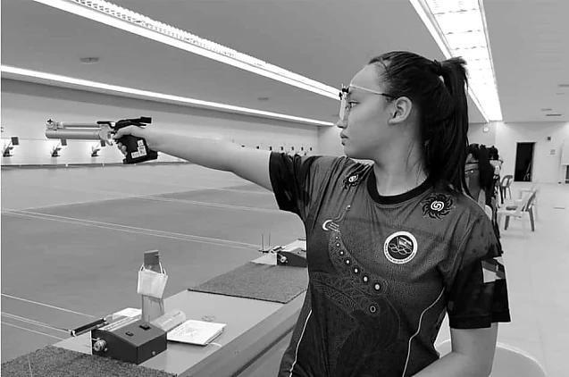 Lumea sportivă azi: Stephanie Sim Shu Ming, campioană la tir în vârstă de 19 ani, moartă subit cu un AVC, Anita Alvarez și Cosmin Contra leșinați în bazin și pe teren în timp ce Simona Halep s-a retras din semifinalele turneului de la Bad Homburg