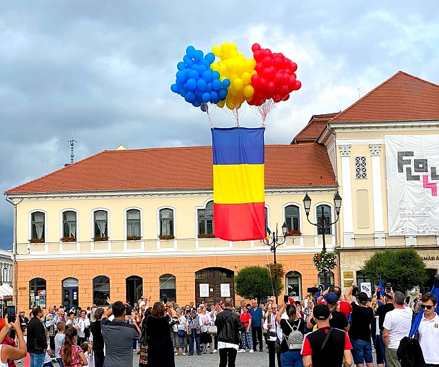 Tricolorul României s-a ridicat pe aripi deasupra orașului Sfântu Gheorghe. FILMĂRILE ZILEI