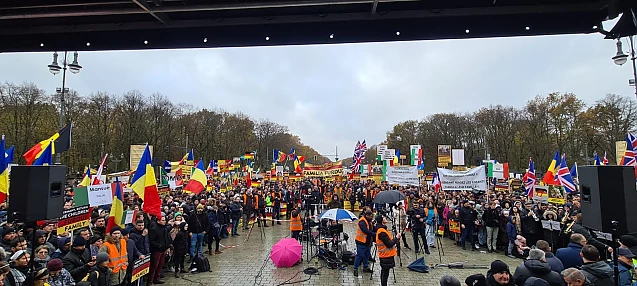 10.000 de români la Berlin, în fața porții Brandenburg, pentru familia Furdui, un al doilea caz Bodnariu. Numai împreună putem dărâma zidul abuzurilor împotriva familiei Furdui! ROMÂNI PENTRU ROMÂNI