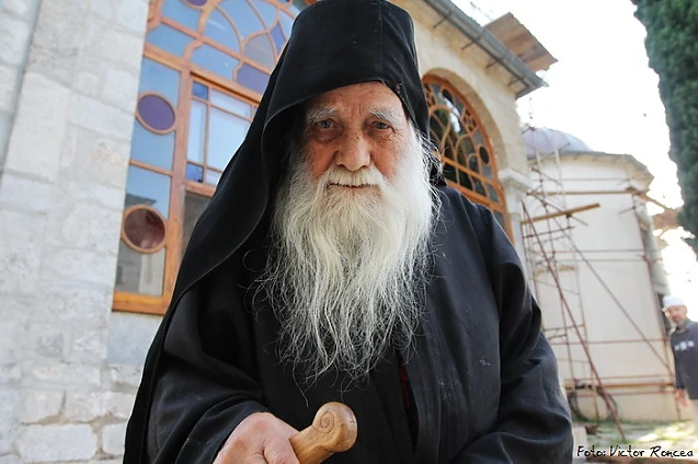 Părintele Iulian Prodromitul, marele duhovnic de la Sfântul Munte Athos, a împlinit 97 de ani. Întru Mulți Ani!