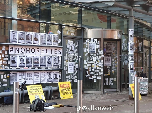 Mass-media este virusul- Cel puțin 6 clădiri ale BBC din Marea Britanie au fost  acoperite cu fotografii ale persoanelor care au murit din cauza vaccinului COVID. FOTOGRAFIA ZILEI