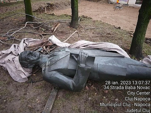 STATUIA LUI MANIU a fost dărâmată cu un excavator la Cluj. Acad. Emil Burzo, finanțatorul monumentului: Sunt șocat! Nimeni nu știe nimic! Peste 10 zile urma să aibă loc acolo comemorarea a 70 de ani de la moartea sa martirică în închisoarea Sighet