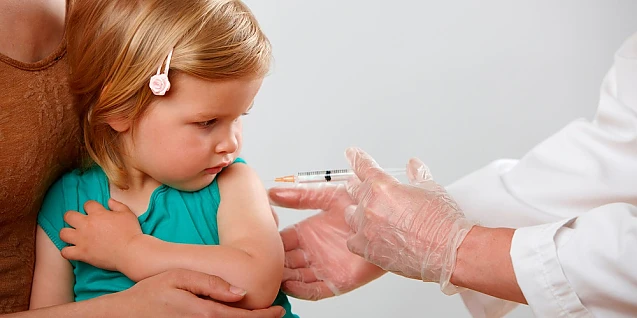 Cercetare finanțată de Pfizer: Copiii care au primit 3 doze de vaccin anti-COVID-19 au un risc mai mare decât cei cu 2 doze. Noile boostere, recomandate copiilor peste 6 luni, deși nu există date privind efectele asupra copiilor