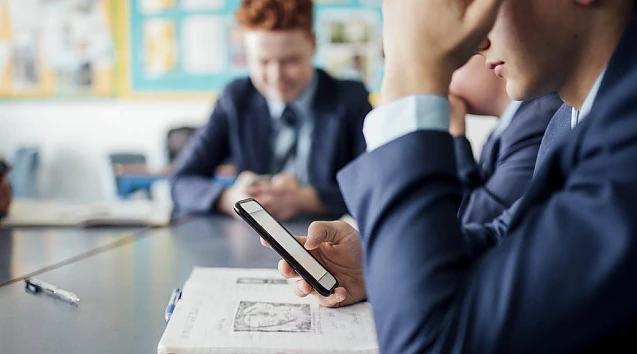 În sfârșit o veste bună din Marea Britanie: Ministerul Educației interzice telefoanele mobile în sălile de clasă