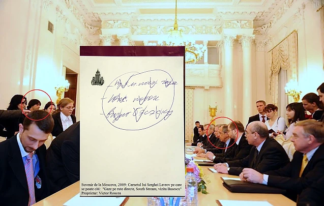 Victor Roncea și Serghei Lavrov la Moscova, 2009, și carnetul șefului diplomației ruse pe care se poate citi: „Gaze pe rute directe”, „South Stream”, „vizită Băsescu”