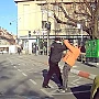 MILIȚIA COVID în acțiune. După crima de la București, un polițist din Sibiu trage karate la jugulară unui om al străzii pentru că nu purta mască. VIDEO cu violența din plină stradă via Turnul Sfantului