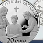 Din scaunul cu rotile, Papa Francisc emite o monedă pro-Vaccinare sub semnul Crucii