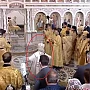 CAPUL BISERICII RUSE A CĂZUT. Patriarhul Kiril a alunecat pe AGHEASMĂ pentru că nu permite nimănui să-l atingă „ca să se respecte MĂSURILE COVID”, deși acestea au fost eliminate. VIDEO