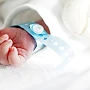 Nou-născutul unei mame complet vaccinate este pe moarte, suferind de boala „plămânului alb”