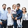 Olimpicul Pavel Ciurea (cel mai înalt din fotografie) și familia sa. Foto: Cristina Nichituș / Familia Ortodoxă