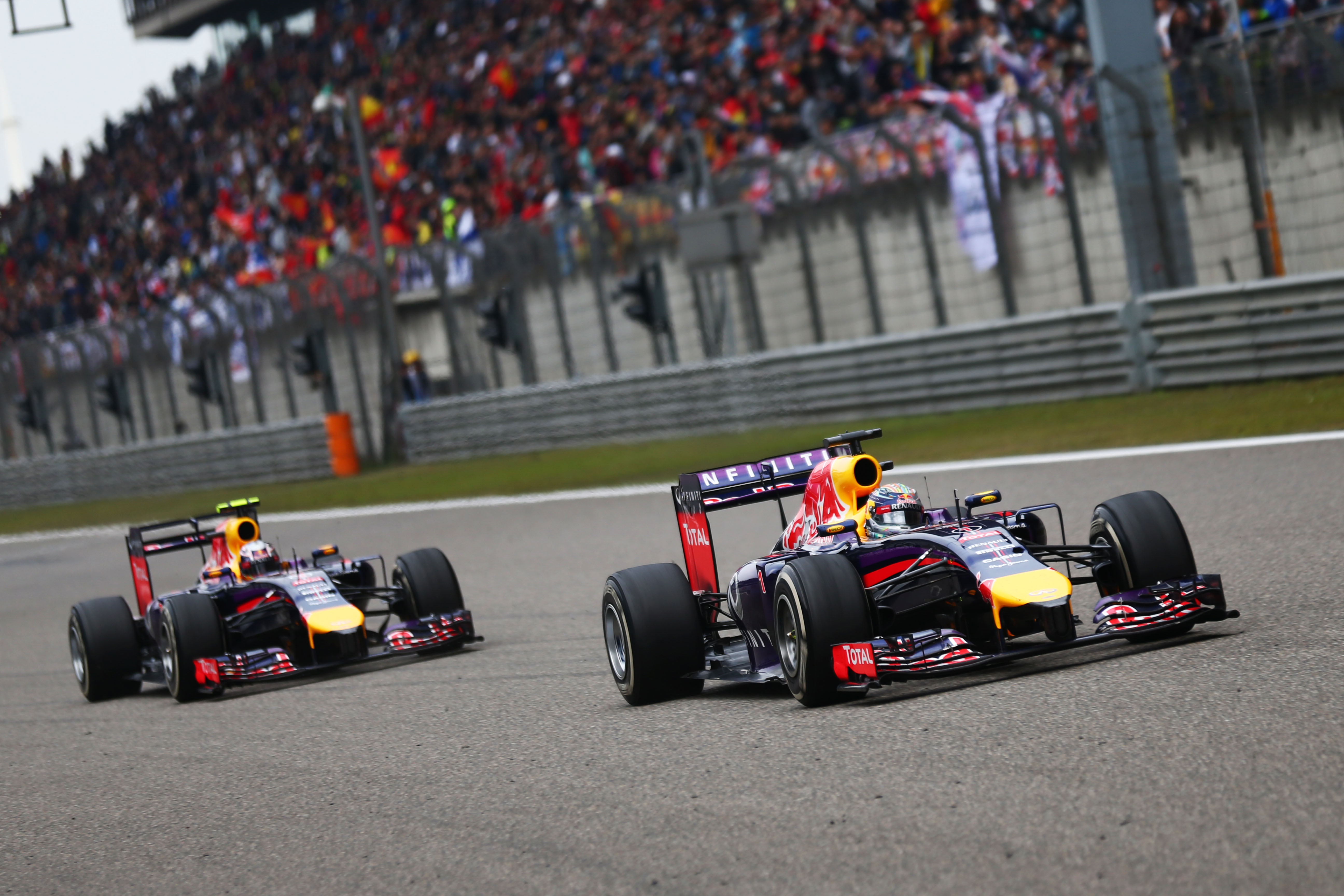 F 1 сайт. Red bull f1 rb10. Red bull Racing rb10. F1 2014 Red bull. Rb10 f1.