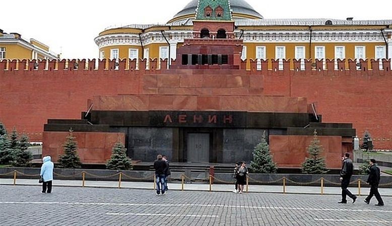 Ленин там. Мавзолей Ленина Ашхабад. Мавзолей в Берлине. Александровский сад и мавзолей.